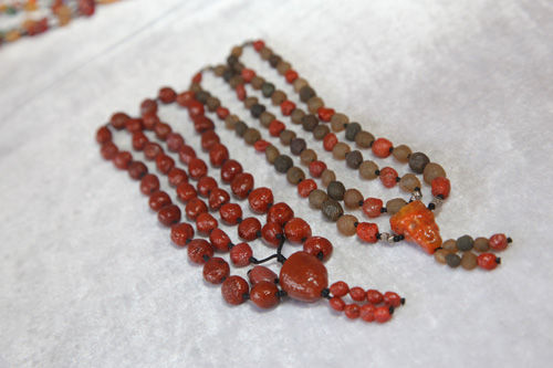 阿拉善玛瑙中的名贵品种：红经脉石、葡萄干石
