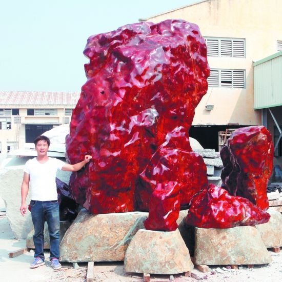 这块红色石头重达14吨