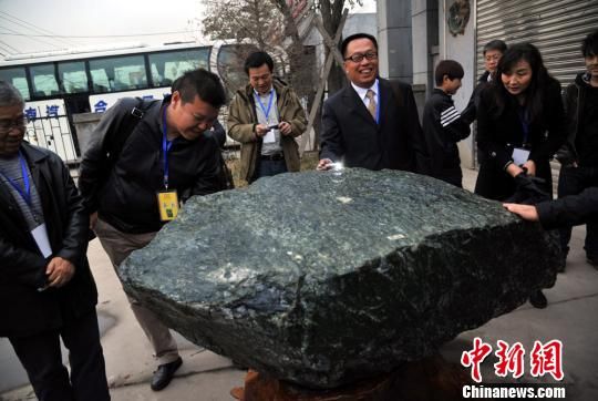    11月9日，参加2013年度中国玉文化学术会议的专家学者，参观由新疆运至北京的1.4吨和阗碧玉玉料。　孙自法　摄