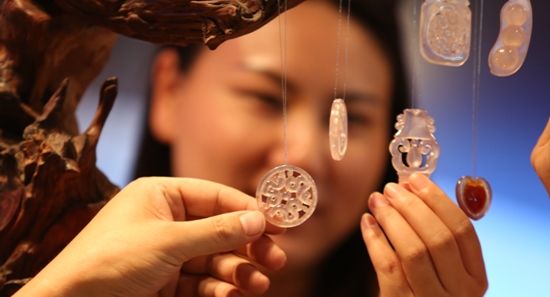 北京2013年国庆美丽珠宝展上，“两岸故宫典藏品”亮相，吸引了众多爱玉人士和收藏家。