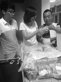 昨晚12时许，失主贾明广(左)落下价值百万元的翡翠，幸亏司机杨士刚(右)及时送回。记者 王迪 摄