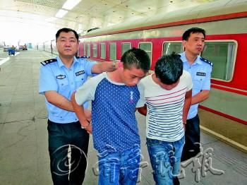 两名犯罪嫌疑人被押解回济南。警方供图