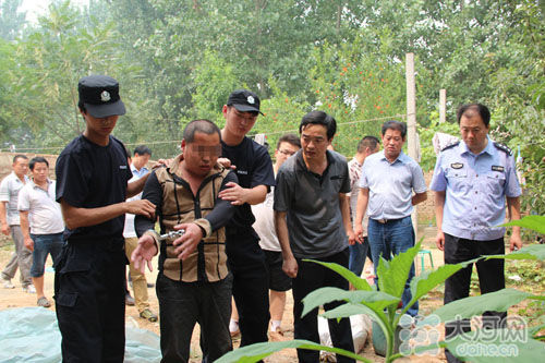2013年5月15日10时27分，特大盗窃案主要犯罪嫌疑人张某，在其家中向河南省滑县警方供述埋藏玉关公和玉观音的具体位置。 