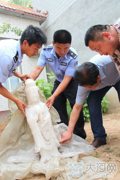 2013年5月15日10时35分，在主要犯罪嫌疑人张某家中，河南省滑县警方挖掘出被盗的玉观音。 