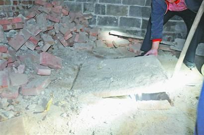 盗墓者用一个石板将地道洞口盖住。警方供图