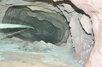 盗掘古墓者挖出一个7.5米深、宽8米的洞。警方供图