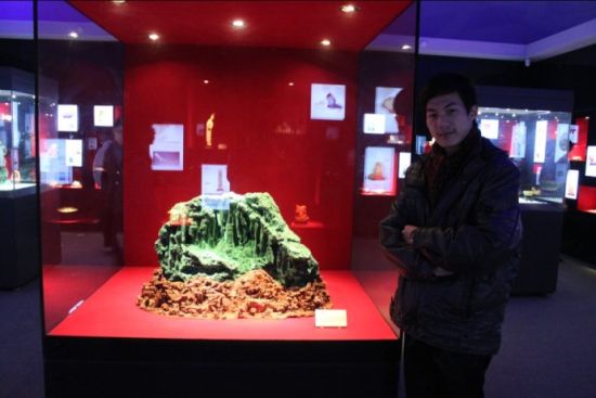 作者潘才岳在广东省博物馆·玉石馆参观