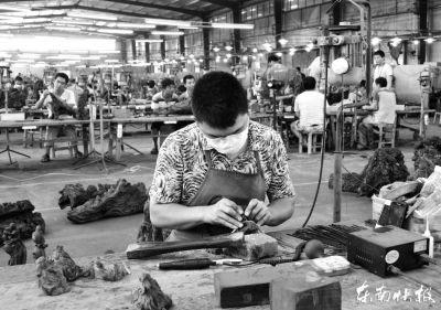 仙游一家红木家具厂生产车间，工人正在作业
