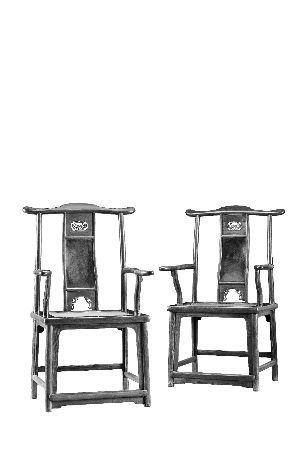 清初 黄花梨嵌瘿木四出头官帽椅。其造型像古代官员的帽子而得名，是家具等级规格的最高象征。