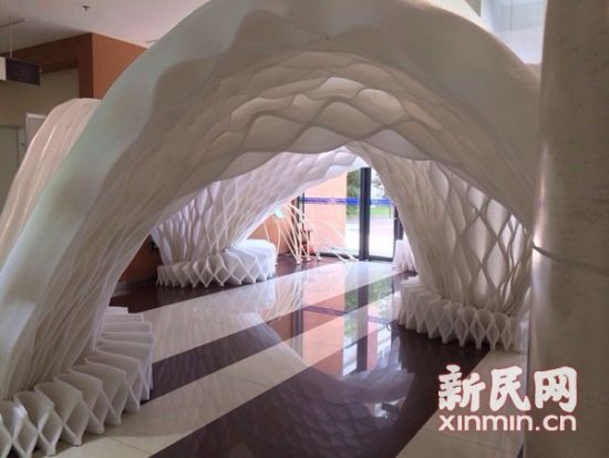 图说：快递外包装海绵打造的艺术装置“瓣”。新民网 记者 李欣 摄