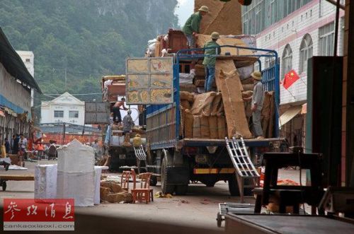 在中越边境的广西浦寨，工人们正在卸载经过半加工包装好的红木。