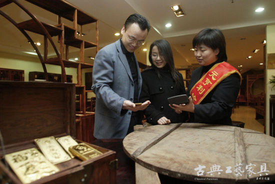 2007年2月，北京元亨利杨波用金条换黄花梨，引起黄花梨“贵比黄金”的热烈反响。