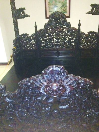 工艺美术师刘立海复制的龙床。