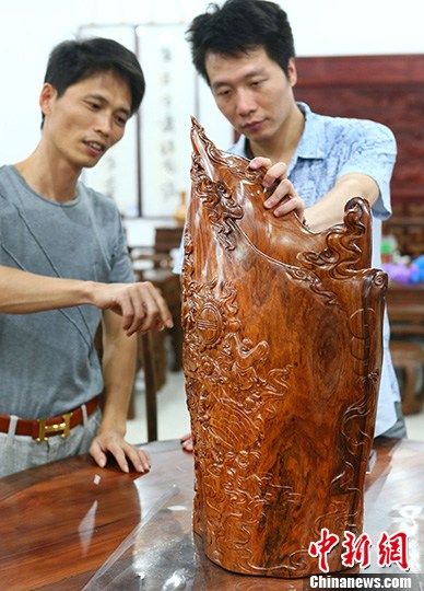 9月15日，在南京夫子庙秦淮古玩城举办的“红运传世”红木家具展示会上，一只售价高达16万元的大笔筒吸引了不少参观者的目光。中新社发 泱波 摄