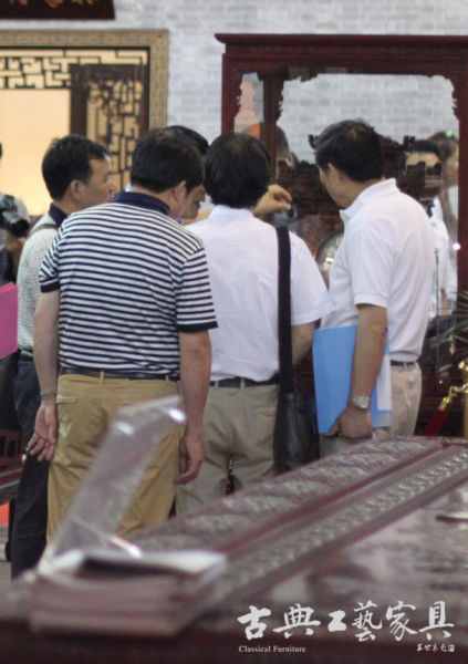 北京红木家具文化周上前来了解市场的消费者