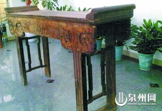 这个被盗的古香案是阮阿婆家祖传的，已有100多年历史。
