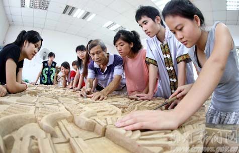 师生集体创作《柳州风情》木雕