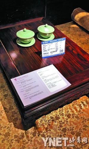 产品质量明示卡信息量最大，可帮买家认清每件红木家具的“真面目”。