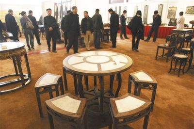 家具拍卖专场成为拍卖行的保留项目。新京报记者 浦峰 摄