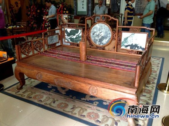 市面价值3600万元的罗汉床(南海网记者刘丽萍摄)
