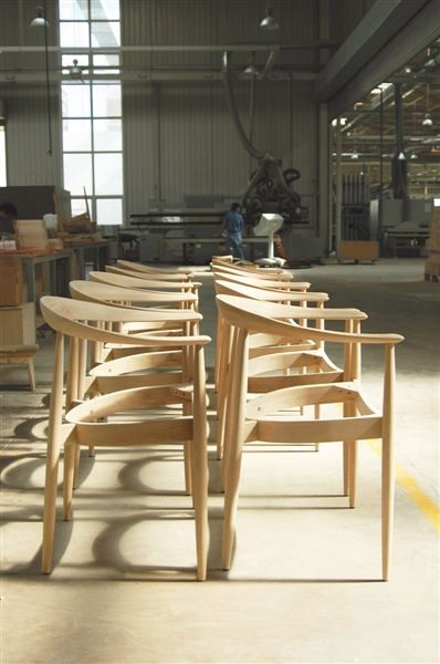 在百强、曲美等品牌的实木家具工厂内，改良后的传统工艺和现代工业化设备完美结合。 实习生 翟超 摄