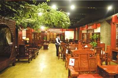 如此挂着证件的红木家具京城少见。京华时报记者胡雪柏摄
