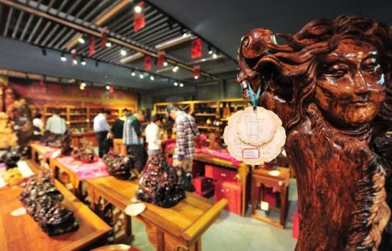 在仙游县某红木卖场，该商家使用的是自行设定的红木产品标准说明书和售后说明书，不符合新国标的规定（3月20日摄）。新华社记者 魏培全摄