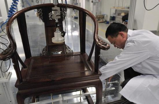 3月19日，仙游县质监局古典家具质量监督检验中心，工作人员在测试红木家具的检测设备。