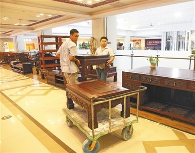 由于原木价格持续走低，红木家具市场也处于价格调整期。新京报记者 王远征 摄