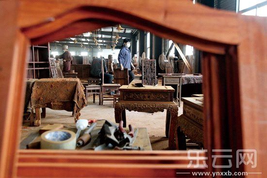 2013年11月18日，瑞丽市滇野红木文化产业园，企业囤积的来自缅甸的金丝楠木、花梨木、红酸枝等原料木材。CFP供图