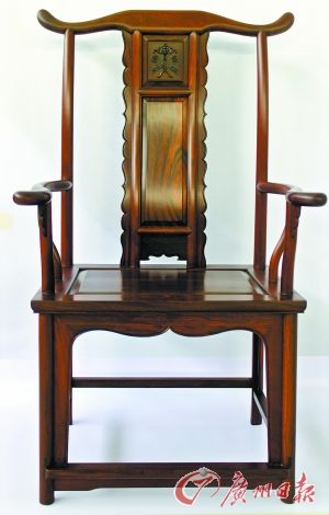 阴沉木制作的四出头官帽椅。