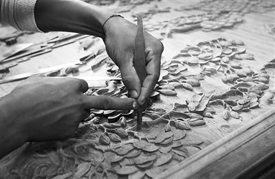 云南德宏州瑞丽市滇野红木文化产业园，技术工人正在进行红木家具的雕刻制作。  杨峥/东方IC