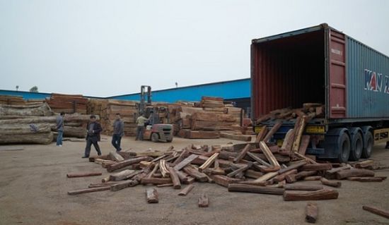 老挝红酸枝原材料进口数量锐减，图中的小料价格涨至4万多元一吨