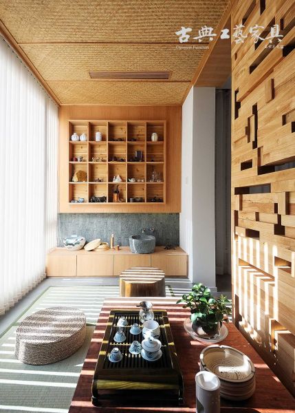 阳光照入茶室，温暖而又安静，右边各块木头肆意组合做成的墙颇有趣味