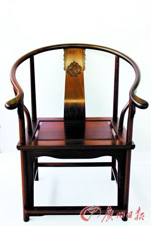 阴沉木制作的明式圈椅，讲究雅致的轻灵。