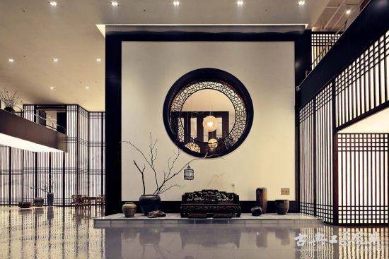 黑色的圆形木格窗是该空间的一大亮点，与白墙相映成趣。（图片提供：北京凯泰达设计）