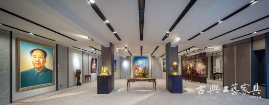 二楼展厅展品以书画为主，西洋风格的摆设与中式家具相映成趣。