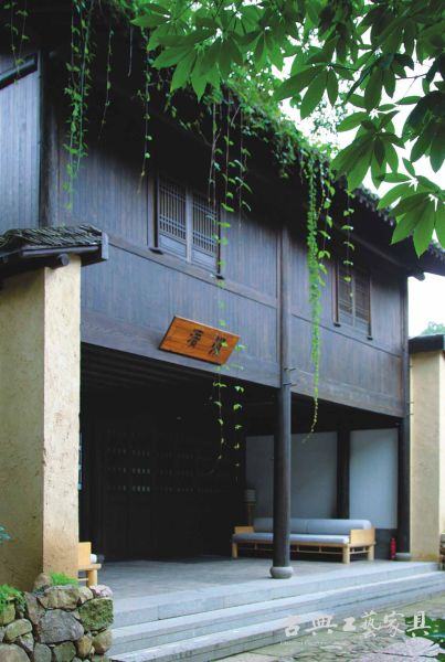 安缦法云“清淡庭院”，以传统工艺修缮一新，砖墙瓦顶，辅以土木结构。