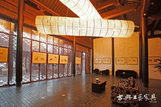 江南会会客室，利用造型别致的灯具强化了空间的构成，也打破了空间的横平竖直秩序。