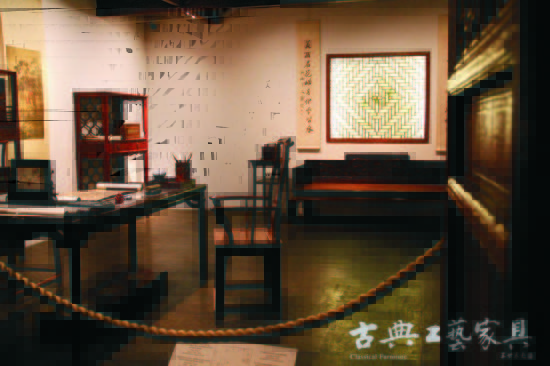 1998年，上海博物馆为古典家具开辟专室陈列展出，王世襄平生所藏79件明式家具和小件器尽列其间。（摄影：程香）