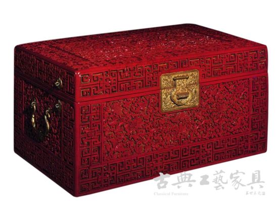 清乾隆 御制剔红雕万蝠捧寿纹文具箱，成交价180万元。