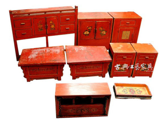 图3 蒙古包室内陈设的整套家具，20世纪上半叶，原产于内蒙古包头。（现藏于美轮博物馆）
