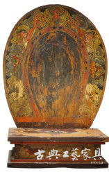 图7 蒙古佛像背光，松木，18世纪，长56，宽63，高30公分。(现藏于美轮博物馆。)