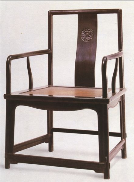 明代紫檀牡丹纹扇面形南官帽椅，此椅四件一堂，尺寸硕大，堪称明前期紫檀家具的无上精品
