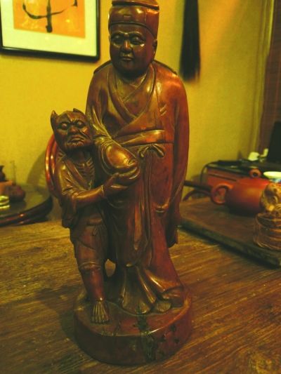 此木雕为晚清民国时期的作品黄杨木雕吕洞宾与小鬼。木雕高16厘米，底座直径20厘米。为武汉藏家施汉明所收藏。