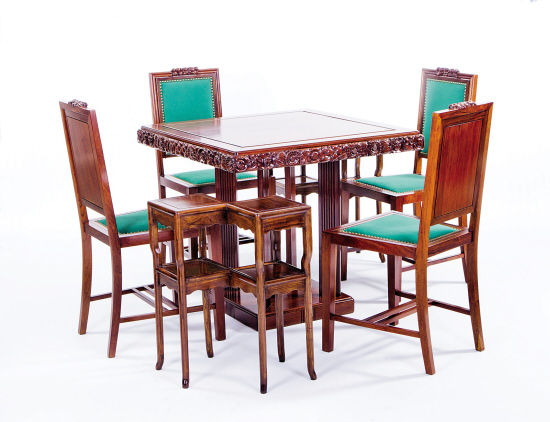 玫瑰桌：老上海ArtDeco艺术装饰风格，桌子四边围以玫瑰装饰