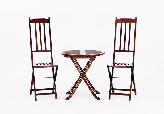 望月桌椅：陈沁仪自创，桌面边缘和撑架雕竹节状，两椅纤细而结构稳固，坐上一个大汉毫无问题