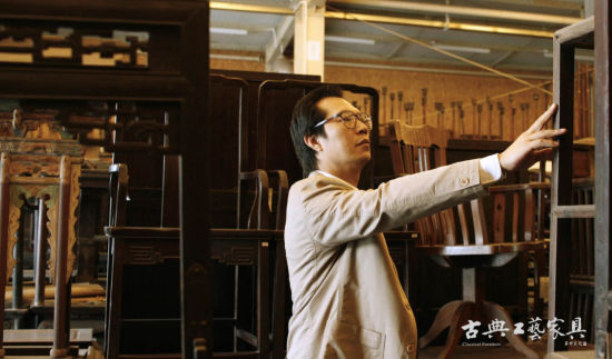 在蒋念慈广东的一个收藏室里，堆满了古典家具