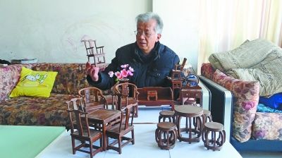 图为吴健和他的“迷你明清家具城”。 通讯员刘莉 摄