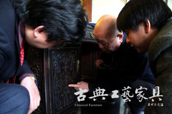 王铁成正跟作者讲着他的心爱藏品：清代紫檀书案